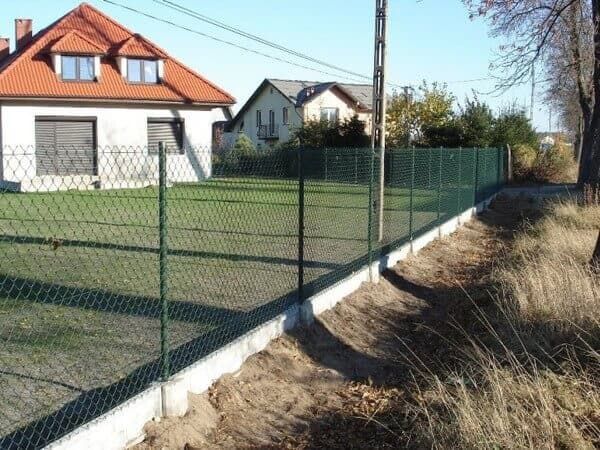 Забор из сетки-рабицы – цена за метр с установкой под ключ в Москве